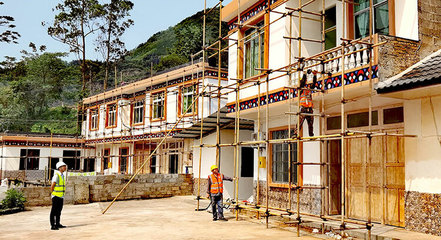 宜賓興文縣石海旅游公路沿線風貌改造工程接近完工，房屋建筑工程施工成果顯著